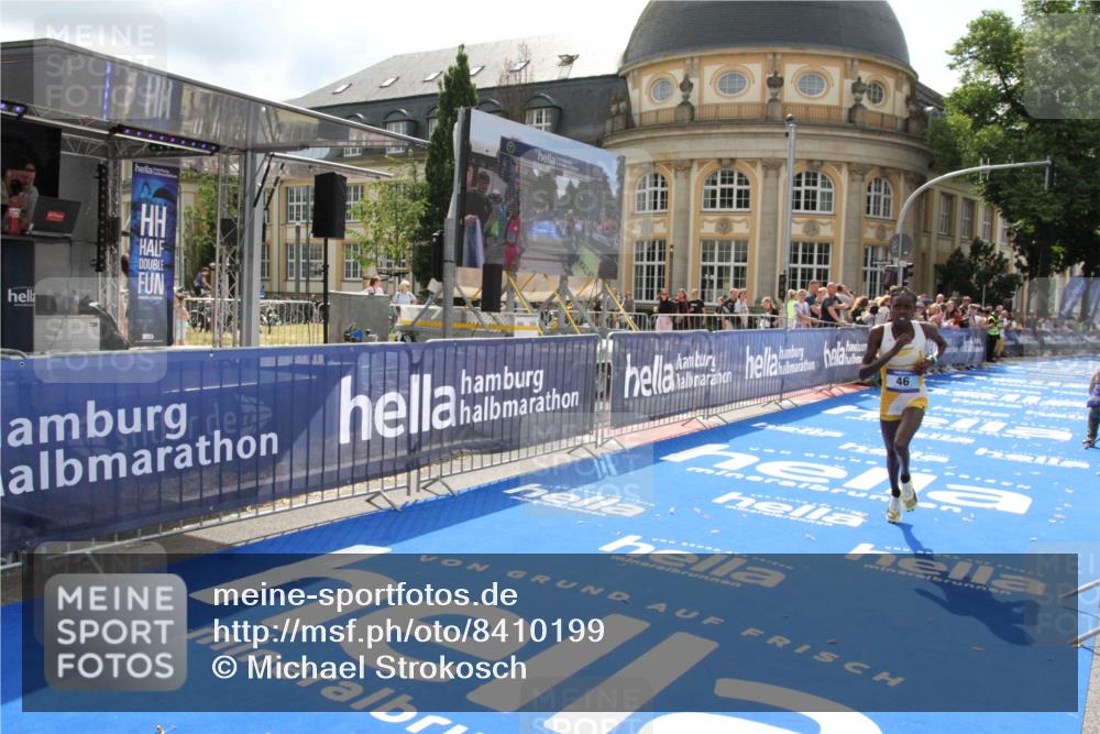 29.06.2025 - hella hamburg halbmarathon Michael Strokosch http://msf.ph/oto/8410199 29.06.2025 10:11:11 Ziel 46 meine-sportfotos.de