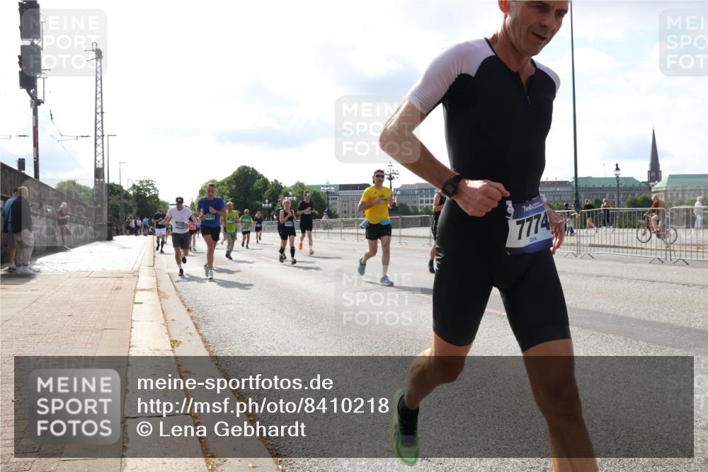 29.06.2025 - hella hamburg halbmarathon Lena Gebhardt http://msf.ph/oto/8410218 29.06.2025 09:50:11 Lombardsbrücke 12895, 18275, 7774, 1343, 1615, 1675, 1688, 1800, 1803, 1975, 2324, 2415, 2568, 2573, 2826, 2949, 3282, 3332, 3431, 3530, 4303, 4318, 4398, 4425, 4528, 4823, 5248, 5409, 5436, 5791, 5803, 6123, 6649, 6682, 6704, 7495, 7774, 7796, 8370, 8450, 8629, 8925, 9017, 9264, 9265, 9294, 9296, 9302, 9365, 9711, 9979, 10218, 10680, 10894, 11765, 11767, 12292, 12327, 12540, 12554, 12839, 12895, 13141, 13457, 13725, 13800, 14077, 14204, 14374, 14560, 14688 meine-sportfotos.de