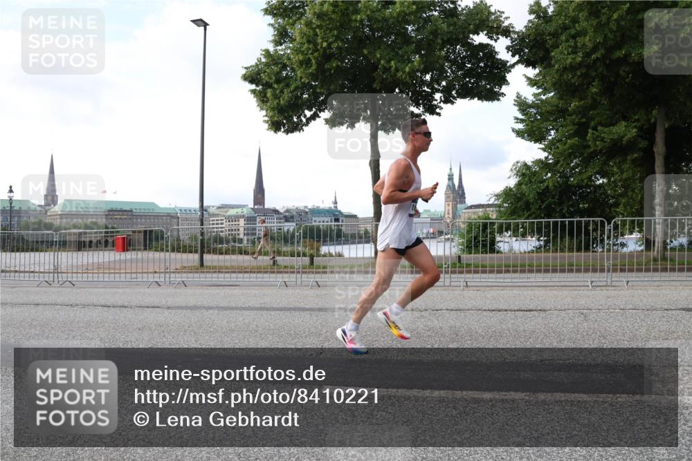 29.06.2025 - hella hamburg halbmarathon Lena Gebhardt http://msf.ph/oto/8410221 29.06.2025 09:38:58 Lombardsbrücke 11409, 11864, 16529 meine-sportfotos.de