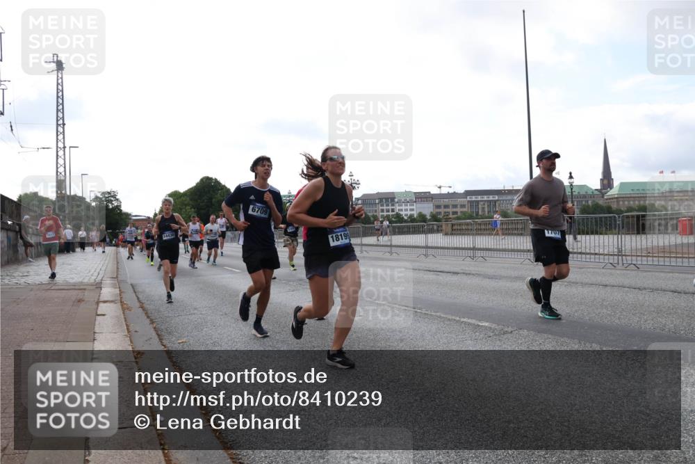 29.06.2025 - hella hamburg halbmarathon Lena Gebhardt http://msf.ph/oto/8410239 29.06.2025 10:04:23 Lombardsbrücke 7017, 14436, 6709, 18199, 1032, 1213, 1355, 1377, 1674, 2011, 2852, 2979, 3488, 3994, 4095, 4146, 4293, 4488, 4587, 5058, 5354, 5365, 5869, 5976, 6142, 6706, 6709, 7017, 8177, 8217, 8421, 8422, 8423, 9489, 9526, 9899, 10213, 10709, 10756, 10834, 10962, 11511, 11582, 12004, 12005, 12653, 12924, 12998, 13173, 13583, 13625, 14340, 14436, 14917, 15520, 15525, 15678, 16099, 16128, 16145, 16753, 16989, 17071, 17098, 17113, 17434, 17437 meine-sportfotos.de