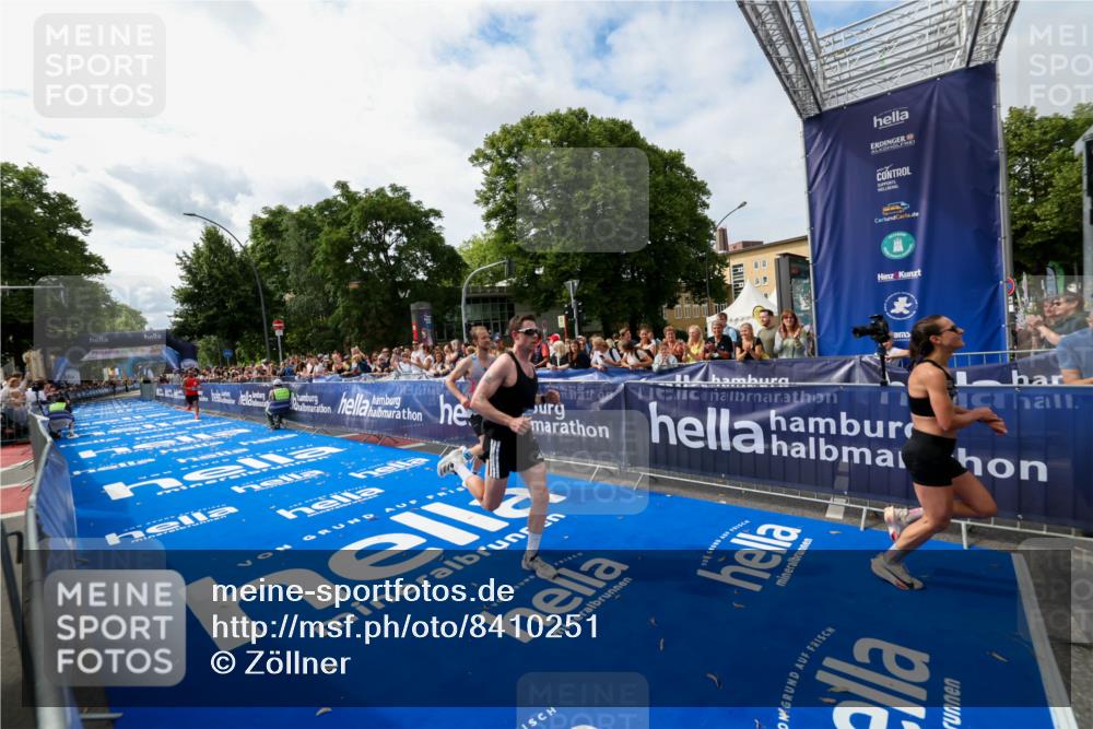 29.06.2025 - hella hamburg halbmarathon Zöllner http://msf.ph/oto/8410251 29.06.2025 10:20:20 Ziel 54, 12678, 14302, 16245 meine-sportfotos.de