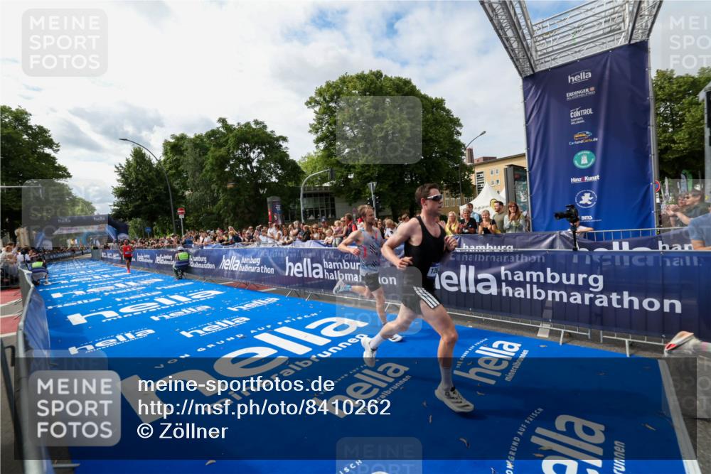 29.06.2025 - hella hamburg halbmarathon Zöllner http://msf.ph/oto/8410262 29.06.2025 10:20:21 Ziel 54, 12678, 14302, 16245 meine-sportfotos.de