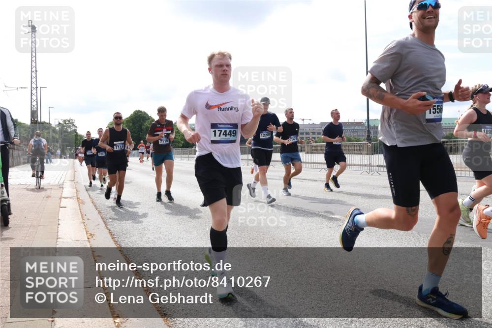 29.06.2025 - hella hamburg halbmarathon Lena Gebhardt http://msf.ph/oto/8410267 29.06.2025 10:17:01 Lombardsbrücke 7257, 7114, 7115, 17449, 12289, 7376, 1556, 18915, 1083, 1117, 1137, 1240, 1298, 1331, 1348, 1356, 1403, 1553, 1602, 1825, 2225, 2347, 2908, 2912, 3088, 3176, 3210, 3450, 3464, 3466, 3622, 3687, 4478, 5023, 5036, 5037, 5390, 5929, 5930, 5995, 6126, 6128, 6328, 6488, 6522, 6742, 6941, 6948, 7114, 7115, 7257, 7345, 7358, 7360, 7376, 7647, 7924, 7928, 7945, 8253, 8263, 8317, 8513, 8558, 8619, 8857, 8983, 9091, 9152, 9208, 9259, 9332, 9492, 9664, 9676, 10076, 10232 meine-sportfotos.de