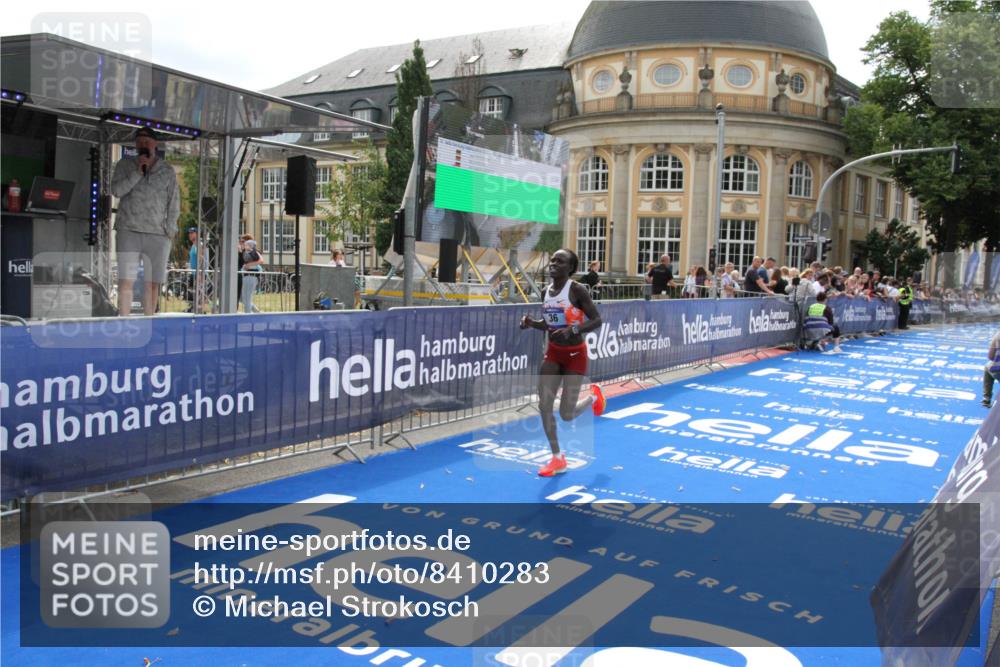 29.06.2025 - hella hamburg halbmarathon Michael Strokosch http://msf.ph/oto/8410283 29.06.2025 10:12:00 Ziel 36 meine-sportfotos.de