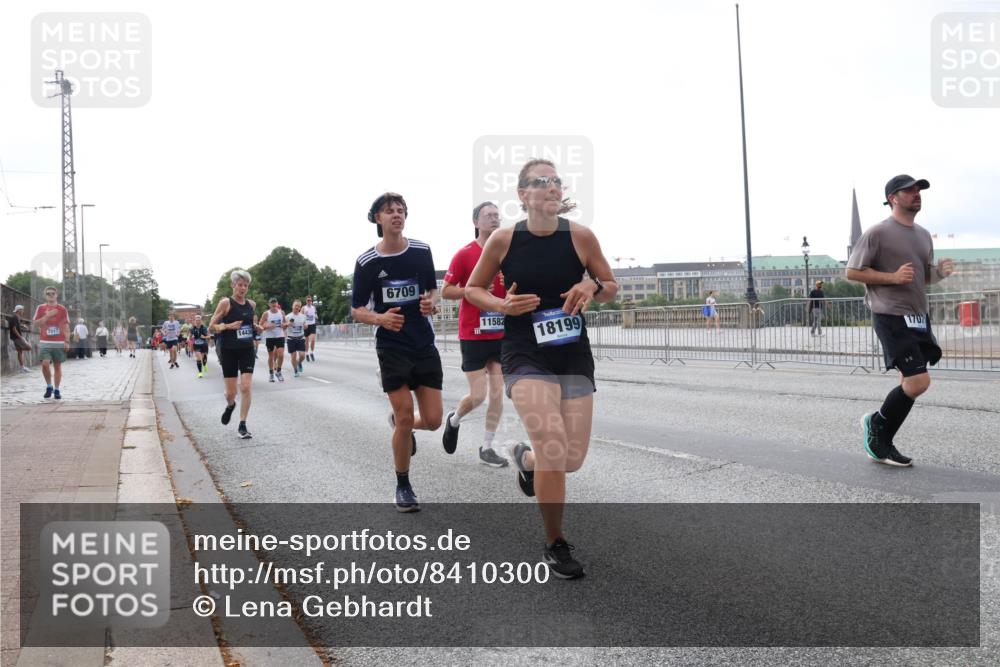 29.06.2025 - hella hamburg halbmarathon Lena Gebhardt http://msf.ph/oto/8410300 29.06.2025 10:04:24 Lombardsbrücke 7017, 14436, 6709, 11582, 18199, 1707, 1032, 1213, 1347, 1355, 1377, 1674, 2011, 2852, 2979, 3488, 3994, 4146, 4293, 4488, 4587, 5058, 5354, 5365, 5869, 5976, 6142, 6311, 6706, 6709, 7017, 8177, 8217, 8421, 8422, 8423, 9489, 9526, 9899, 10213, 10709, 10756, 10834, 10962, 11511, 11582, 12004, 12005, 12653, 12924, 12998, 13173, 13583, 13625, 14340, 14436, 14917, 15520, 15525, 15678, 16099, 16128, 16145, 16753, 16989, 17071, 17113, 17434, 17437 meine-sportfotos.de