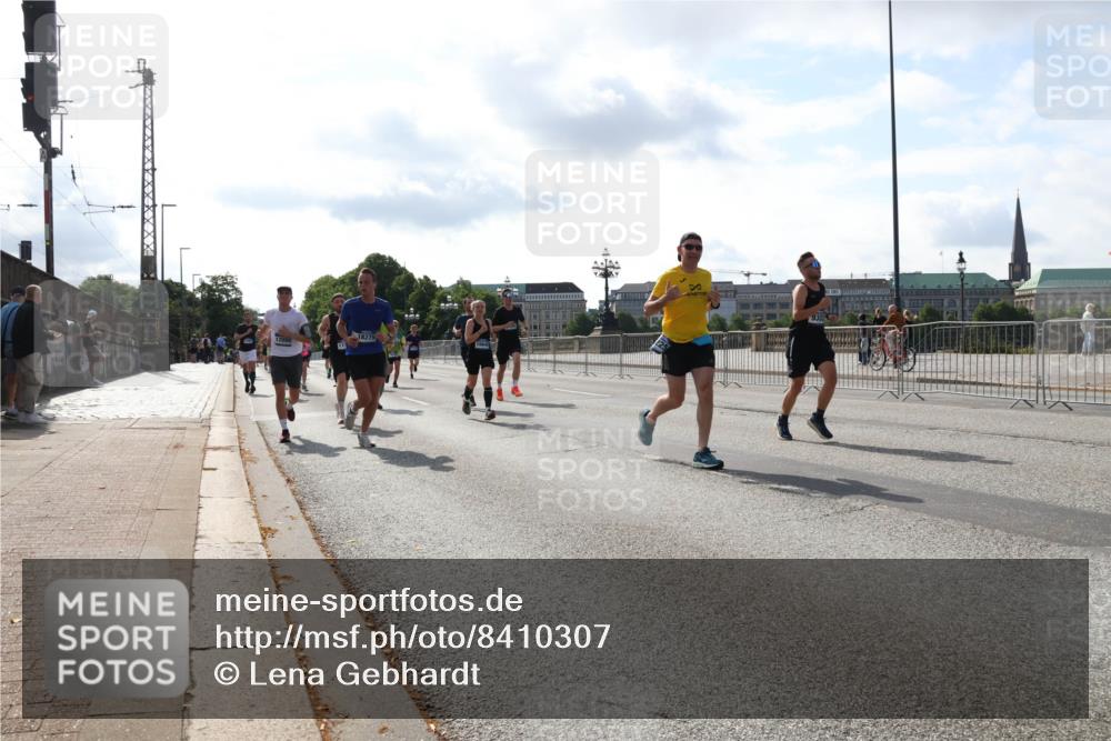 29.06.2025 - hella hamburg halbmarathon Lena Gebhardt http://msf.ph/oto/8410307 29.06.2025 09:50:11 Lombardsbrücke 18275, 1343, 1615, 1675, 1688, 1800, 1803, 1975, 2324, 2415, 2568, 2573, 2826, 2949, 3282, 3332, 3431, 3530, 4303, 4318, 4398, 4425, 4528, 4823, 5248, 5409, 5436, 5791, 5803, 6123, 6649, 6682, 6704, 7495, 7774, 7796, 8370, 8450, 8629, 8925, 9017, 9264, 9265, 9294, 9296, 9302, 9365, 9711, 9979, 10218, 10680, 10894, 11765, 11767, 12292, 12327, 12540, 12554, 12839, 12895, 13141, 13457, 13725, 13800, 14077, 14204, 14374, 14560, 14688 meine-sportfotos.de