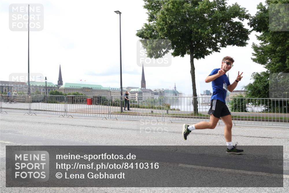 29.06.2025 - hella hamburg halbmarathon Lena Gebhardt http://msf.ph/oto/8410316 29.06.2025 10:25:07 Lombardsbrücke 1627, 1740, 2000, 2108, 2249, 2278, 3099, 3113, 3920, 3961, 3963, 4008, 4010, 4444, 5126, 5564, 5814, 6261, 6869, 7778, 8083, 8962, 9573, 9927, 10907, 11400, 11816, 11817, 11921, 13510, 14086, 14649, 14898, 15016, 15119, 15124, 15153, 15679, 15942, 15975, 16421, 16422, 17185, 17535, 17954, 18194, 18198 meine-sportfotos.de