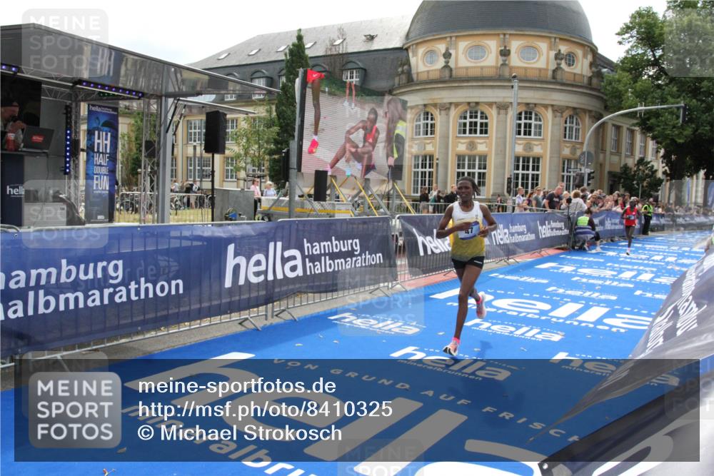 29.06.2025 - hella hamburg halbmarathon Michael Strokosch http://msf.ph/oto/8410325 29.06.2025 10:12:23 Ziel 39, 47 meine-sportfotos.de