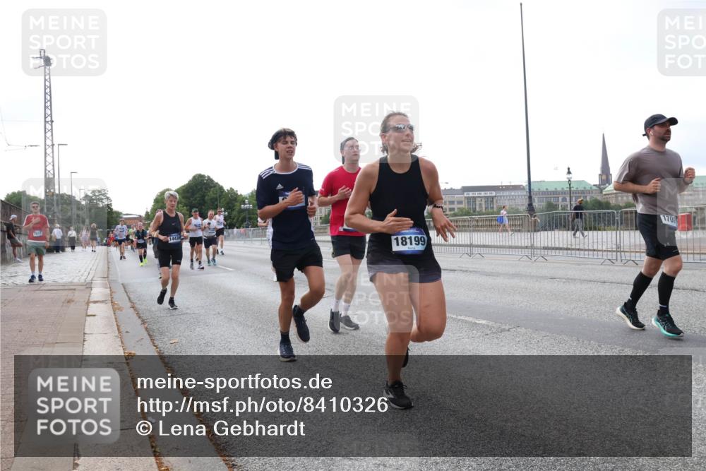 29.06.2025 - hella hamburg halbmarathon Lena Gebhardt http://msf.ph/oto/8410326 29.06.2025 10:04:24 Lombardsbrücke 7017, 14436, 18199, 1707, 1032, 1213, 1347, 1355, 1377, 1674, 2011, 2852, 2979, 3488, 3994, 4146, 4293, 4488, 4587, 5058, 5354, 5365, 5869, 5976, 6142, 6311, 6706, 6709, 7017, 8177, 8217, 8421, 8422, 8423, 9489, 9526, 9899, 10213, 10709, 10756, 10834, 10962, 11511, 11582, 12004, 12005, 12653, 12924, 12998, 13173, 13583, 13625, 14340, 14436, 14917, 15520, 15525, 15678, 16099, 16128, 16145, 16753, 16989, 17071, 17113, 17434, 17437 meine-sportfotos.de