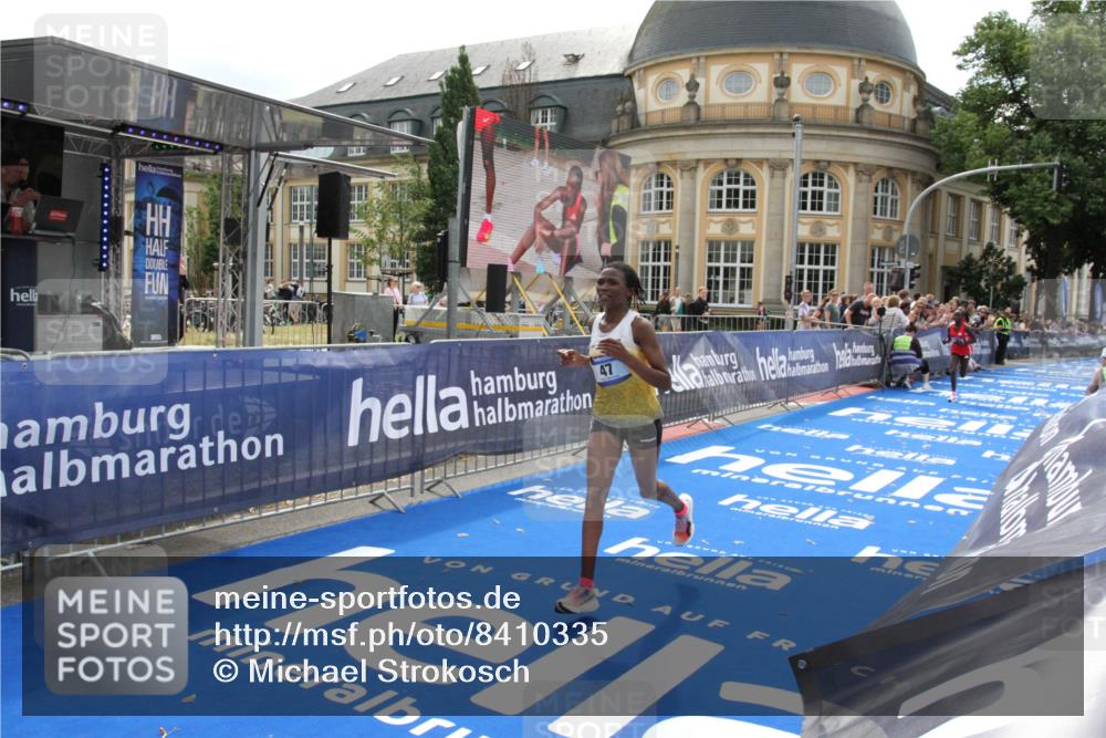 29.06.2025 - hella hamburg halbmarathon Michael Strokosch http://msf.ph/oto/8410335 29.06.2025 10:12:24 Ziel 39, 47 meine-sportfotos.de