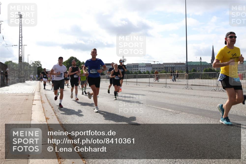 29.06.2025 - hella hamburg halbmarathon Lena Gebhardt http://msf.ph/oto/8410361 29.06.2025 09:50:12 Lombardsbrücke 095, 1176, 18275, 16648, 1343, 1615, 1675, 1688, 1800, 1803, 1975, 2324, 2415, 2568, 2573, 2826, 2949, 3332, 3431, 3530, 4303, 4318, 4398, 4528, 4823, 5248, 5409, 5436, 5791, 5803, 6123, 6458, 6649, 6682, 6704, 7495, 7774, 7796, 8450, 8629, 8925, 9017, 9116, 9264, 9265, 9294, 9296, 9302, 9365, 9711, 9979, 10218, 10680, 10894, 11379, 11765, 11767, 12292, 12327, 12540, 12554, 12839, 12895, 13141, 13457, 13725, 13800, 14077, 14204, 14374, 14560, 14688 meine-sportfotos.de