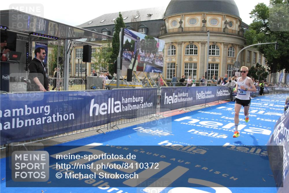 29.06.2025 - hella hamburg halbmarathon Michael Strokosch http://msf.ph/oto/8410372 29.06.2025 10:12:44 Ziel 28 meine-sportfotos.de