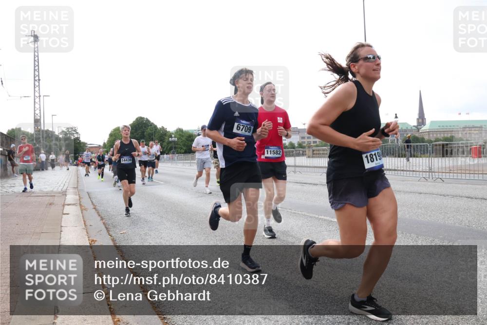 29.06.2025 - hella hamburg halbmarathon Lena Gebhardt http://msf.ph/oto/8410387 29.06.2025 10:04:24 Lombardsbrücke 7017, 14436, 6709, 11582, 1819, 1032, 1213, 1347, 1355, 1377, 1674, 2011, 2852, 2979, 3488, 3994, 4146, 4293, 4488, 4587, 5058, 5354, 5365, 5869, 5976, 6142, 6311, 6706, 6709, 7017, 8177, 8217, 8421, 8422, 8423, 9489, 9526, 9899, 10213, 10709, 10756, 10834, 10962, 11511, 11582, 12004, 12005, 12653, 12924, 12998, 13173, 13583, 13625, 14340, 14436, 14917, 15520, 15525, 15678, 16099, 16128, 16145, 16753, 16989, 17071, 17113, 17434, 17437 meine-sportfotos.de