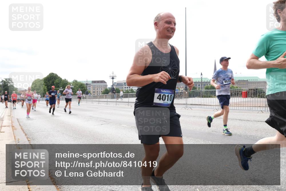 29.06.2025 - hella hamburg halbmarathon Lena Gebhardt http://msf.ph/oto/8410419 29.06.2025 10:25:08 Lombardsbrücke 1740, 4010, 9573, 1627, 1740, 2000, 2108, 2249, 2278, 3099, 3113, 3920, 3961, 3963, 4008, 4010, 4444, 5126, 5564, 5814, 6261, 6869, 7778, 8083, 8962, 9573, 9927, 10907, 11400, 11816, 11817, 11921, 13510, 14086, 14649, 14898, 15016, 15119, 15124, 15153, 15679, 15942, 16421, 16422, 17185, 17535, 17954, 18194, 18198 meine-sportfotos.de