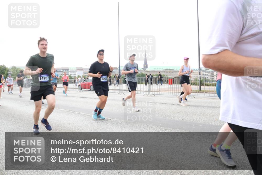 29.06.2025 - hella hamburg halbmarathon Lena Gebhardt http://msf.ph/oto/8410421 29.06.2025 10:51:00 Lombardsbrücke 14767, 2200, 1773, 1129, 1203, 1208, 1404, 1478, 1930, 2200, 2202, 2358, 2380, 2859, 3184, 3229, 3647, 3838, 3934, 4156, 4642, 4652, 4695, 4713, 4771, 4848, 4920, 5131, 5286, 5289, 5530, 6178, 7012, 7133, 7141, 7161, 7770, 7771, 7825, 7938, 8200, 8410, 8779, 8833, 8834, 8986, 9096, 9166, 9167, 9168, 9933, 10029, 10437, 10552, 10614, 10636, 11052, 11252, 11577, 12392, 12393, 14534, 15017, 15416 meine-sportfotos.de