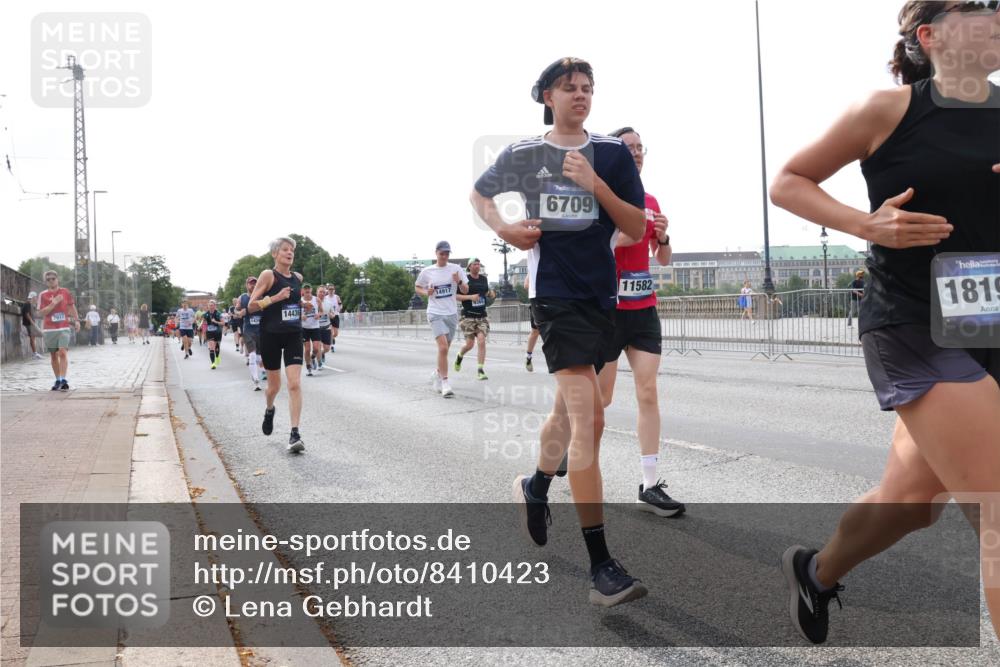 29.06.2025 - hella hamburg halbmarathon Lena Gebhardt http://msf.ph/oto/8410423 29.06.2025 10:04:24 Lombardsbrücke 14436, 143, 14917, 6709, 11582, 1819, 1032, 1213, 1347, 1355, 1377, 1674, 2011, 2852, 2979, 3488, 3994, 4146, 4293, 4488, 4587, 5058, 5354, 5365, 5869, 5976, 6142, 6311, 6706, 6709, 7017, 8177, 8217, 8421, 8422, 8423, 9489, 9526, 9899, 10213, 10709, 10756, 10834, 10962, 11511, 11582, 12004, 12005, 12653, 12924, 12998, 13173, 13583, 13625, 14340, 14436, 14917, 15520, 15525, 15678, 16099, 16128, 16145, 16753, 16989, 17071, 17113, 17434, 17437 meine-sportfotos.de