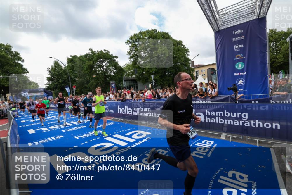 29.06.2025 - hella hamburg halbmarathon Zöllner http://msf.ph/oto/8410447 29.06.2025 10:44:53 Ziel 1941, 2098, 2970, 3004, 3098, 3785, 4270, 4425, 4915, 7056, 7167, 7325, 9720, 12161, 16834, 17406, 18631, 19207, 19210 meine-sportfotos.de