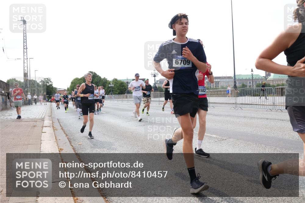 29.06.2025 - hella hamburg halbmarathon Lena Gebhardt http://msf.ph/oto/8410457 29.06.2025 10:04:24 Lombardsbrücke 7017, 14430, 14917, 6709, 1582, 1032, 1213, 1347, 1355, 1377, 1674, 2011, 2852, 2979, 3488, 3994, 4146, 4293, 4488, 4587, 5058, 5354, 5365, 5869, 5976, 6142, 6311, 6706, 6709, 7017, 8177, 8217, 8421, 8422, 8423, 9489, 9526, 9899, 10213, 10709, 10756, 10834, 10962, 11511, 11582, 12004, 12005, 12653, 12924, 12998, 13173, 13583, 13625, 14340, 14436, 14917, 15520, 15525, 15678, 16099, 16128, 16145, 16753, 16989, 17071, 17113, 17434, 17437 meine-sportfotos.de