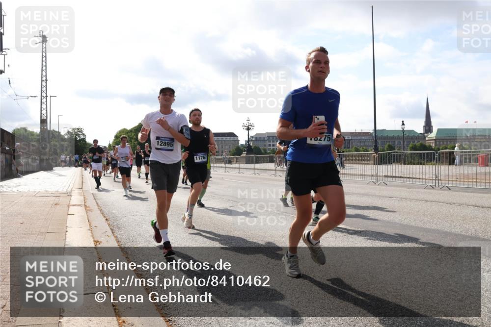 29.06.2025 - hella hamburg halbmarathon Lena Gebhardt http://msf.ph/oto/8410462 29.06.2025 09:50:13 Lombardsbrücke 12895, 11767, 75, 066055, 1615, 1675, 1688, 1800, 1803, 1882, 1975, 2324, 2415, 2568, 2573, 2826, 2949, 3332, 3431, 3530, 4303, 4318, 4398, 4528, 4823, 5248, 5409, 5436, 5745, 5791, 5803, 6123, 6458, 6529, 6649, 6682, 6704, 7495, 7774, 7796, 8450, 8629, 8925, 9017, 9116, 9264, 9265, 9294, 9302, 9365, 9711, 9979, 10218, 10680, 10894, 11379, 11765, 11767, 12292, 12327, 12540, 12554, 12839, 12895, 13141, 13457, 13725, 14077, 14204, 14374, 14560, 14688 meine-sportfotos.de