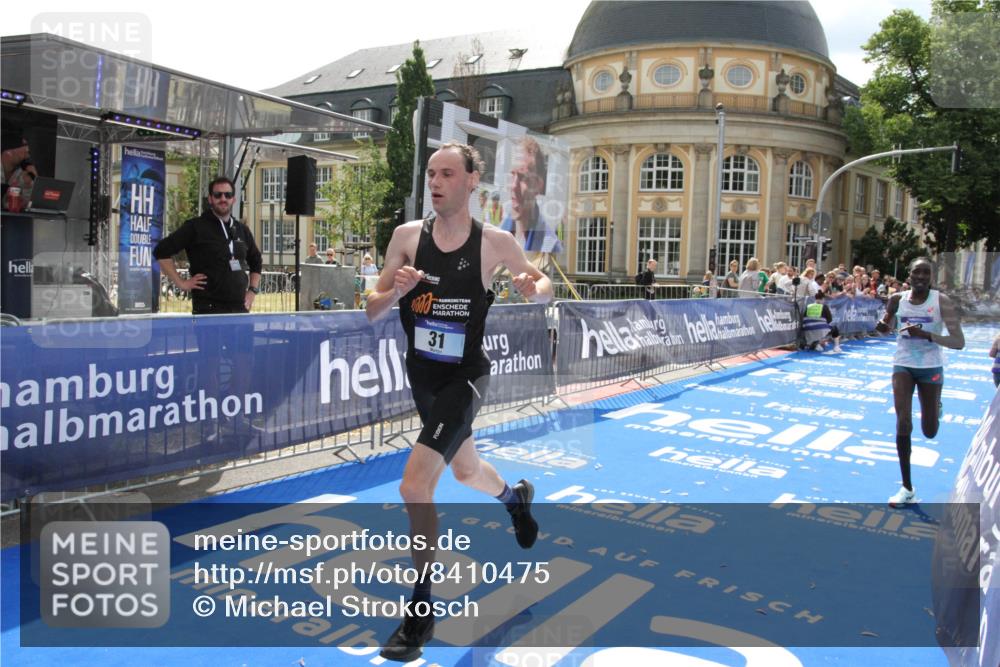 29.06.2025 - hella hamburg halbmarathon Michael Strokosch http://msf.ph/oto/8410475 29.06.2025 10:14:04 Ziel 31, 42, 14689 meine-sportfotos.de