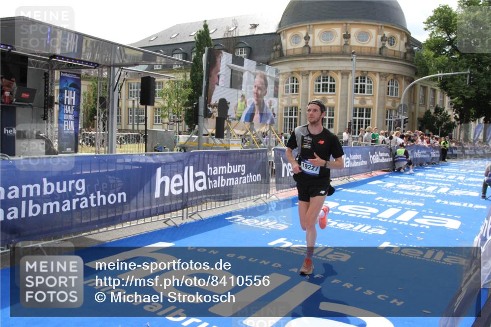 29.06.2025 - hella hamburg halbmarathon Michael Strokosch http://msf.ph/oto/8410556 29.06.2025 10:14:34 Ziel 19227 meine-sportfotos.de