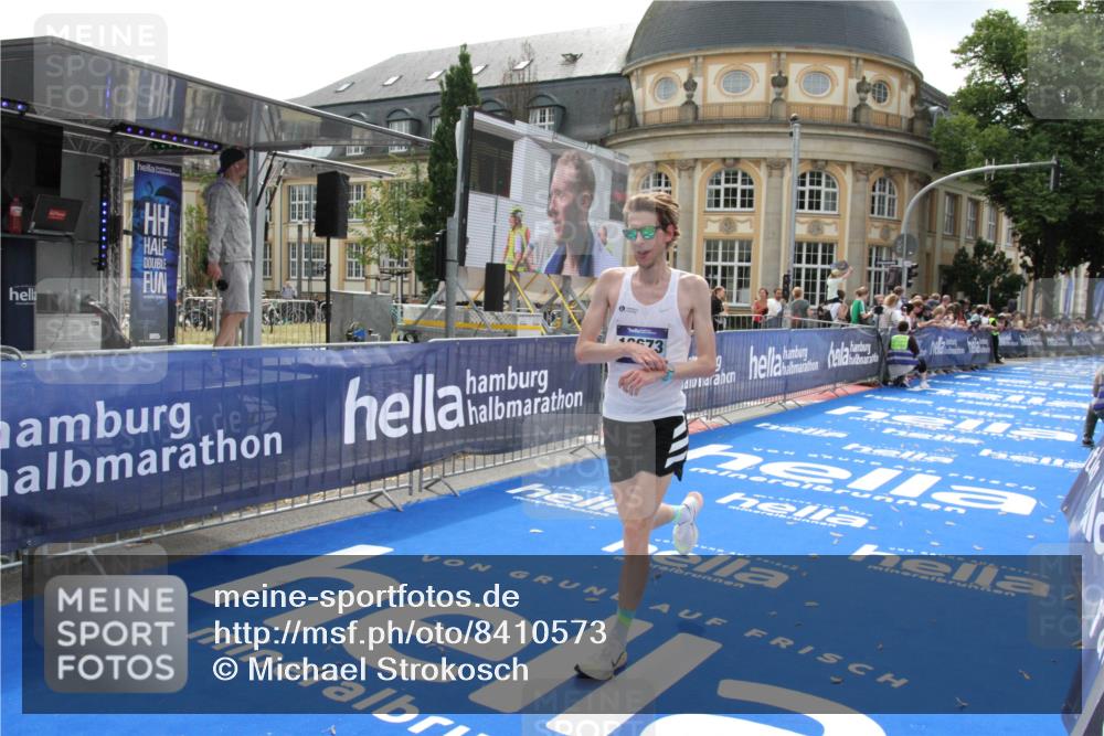 29.06.2025 - hella hamburg halbmarathon Michael Strokosch http://msf.ph/oto/8410573 29.06.2025 10:15:37 Ziel 12673 meine-sportfotos.de