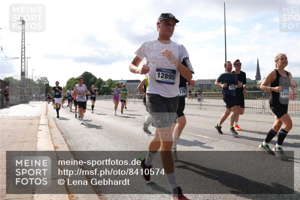 29.06.2025 - hella hamburg halbmarathon Lena Gebhardt http://msf.ph/oto/8410574 29.06.2025 09:50:14 Lombardsbrücke 16087, 4823, 12895, 1767, 3332, 1664, 1615, 1675, 1688, 1800, 1803, 1882, 1975, 2324, 2415, 2568, 2573, 2675, 2719, 2826, 2949, 3332, 3431, 3530, 4318, 4398, 4528, 4823, 5248, 5409, 5436, 5745, 5791, 5803, 6123, 6458, 6529, 6649, 6682, 6704, 7495, 7774, 7796, 8450, 8629, 8925, 9017, 9116, 9264, 9265, 9294, 9302, 9365, 9711, 9979, 10218, 10680, 10894, 11379, 11765, 11767, 12292, 12327, 12540, 12554, 12839, 12895, 13141, 13457, 13725, 14077, 14204, 14374, 14560 meine-sportfotos.de