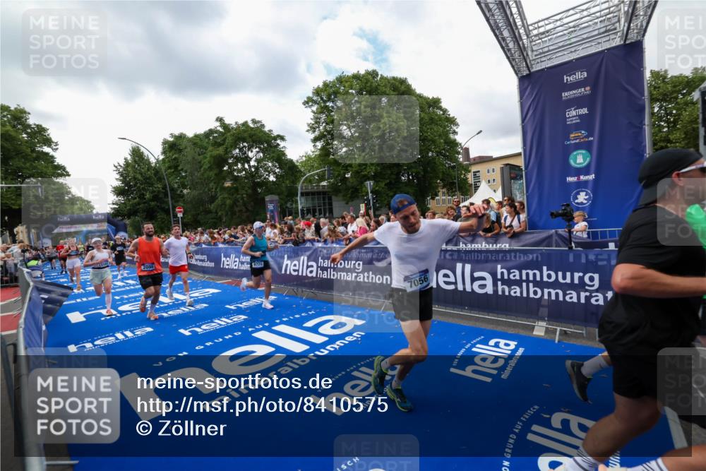 29.06.2025 - hella hamburg halbmarathon Zöllner http://msf.ph/oto/8410575 29.06.2025 10:44:58 Ziel 1424, 1520, 2098, 2890, 3098, 4425, 7056, 7167, 9030, 9720, 12161, 16058, 17382, 17406, 17544, 18055, 18631, 19210 meine-sportfotos.de
