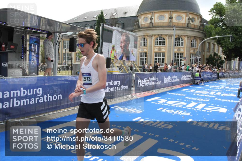29.06.2025 - hella hamburg halbmarathon Michael Strokosch http://msf.ph/oto/8410580 29.06.2025 10:15:37 Ziel 12673 meine-sportfotos.de