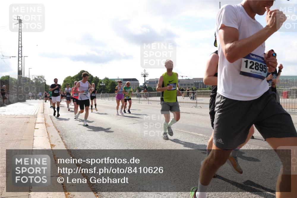 29.06.2025 - hella hamburg halbmarathon Lena Gebhardt http://msf.ph/oto/8410626 29.06.2025 09:50:14 Lombardsbrücke 13725, 4993, 292, 12895, 33, 5436, 1615, 1675, 1688, 1800, 1803, 1882, 1975, 2324, 2415, 2568, 2573, 2675, 2719, 2826, 2949, 3332, 3431, 3530, 4318, 4398, 4528, 4823, 5248, 5409, 5436, 5745, 5791, 5803, 6123, 6458, 6529, 6649, 6682, 6704, 7495, 7774, 7796, 8450, 8629, 8925, 9017, 9116, 9264, 9265, 9294, 9302, 9365, 9711, 9979, 10218, 10680, 10894, 11379, 11765, 11767, 12292, 12327, 12540, 12554, 12839, 12895, 13141, 13457, 13725, 14077, 14204, 14374, 14560 meine-sportfotos.de