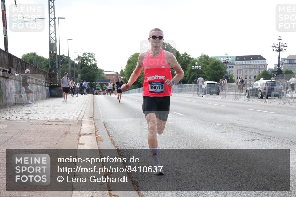 29.06.2025 - hella hamburg halbmarathon Lena Gebhardt http://msf.ph/oto/8410637 29.06.2025 09:39:11 Lombardsbrücke 19072, 4524, 14188, 16529, 18694, 19072 meine-sportfotos.de
