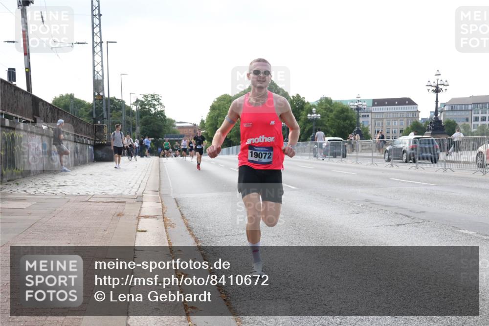 29.06.2025 - hella hamburg halbmarathon Lena Gebhardt http://msf.ph/oto/8410672 29.06.2025 09:39:11 Lombardsbrücke 19072, 4524, 14188, 16529, 18694, 19072 meine-sportfotos.de