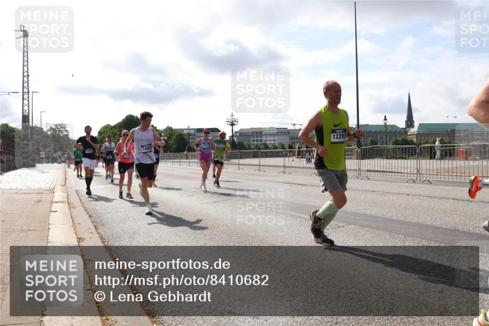 29.06.2025 - hella hamburg halbmarathon Lena Gebhardt http://msf.ph/oto/8410682 29.06.2025 09:50:15 Lombardsbrücke 16087, 14992, 18154, 12292, 19229, 1615, 1675, 1688, 1800, 1803, 1882, 1975, 2324, 2415, 2568, 2573, 2675, 2719, 2826, 2949, 3332, 3431, 3530, 4318, 4398, 4528, 4823, 5248, 5409, 5436, 5745, 5791, 5803, 6123, 6458, 6529, 6649, 6682, 6704, 7495, 7774, 7796, 8450, 8629, 8925, 9017, 9116, 9294, 9302, 9365, 9711, 9979, 10218, 10680, 10894, 11379, 11765, 11767, 12292, 12327, 12540, 12554, 12839, 12895, 13141, 13457, 13725, 14077, 14204, 14374, 14560 meine-sportfotos.de