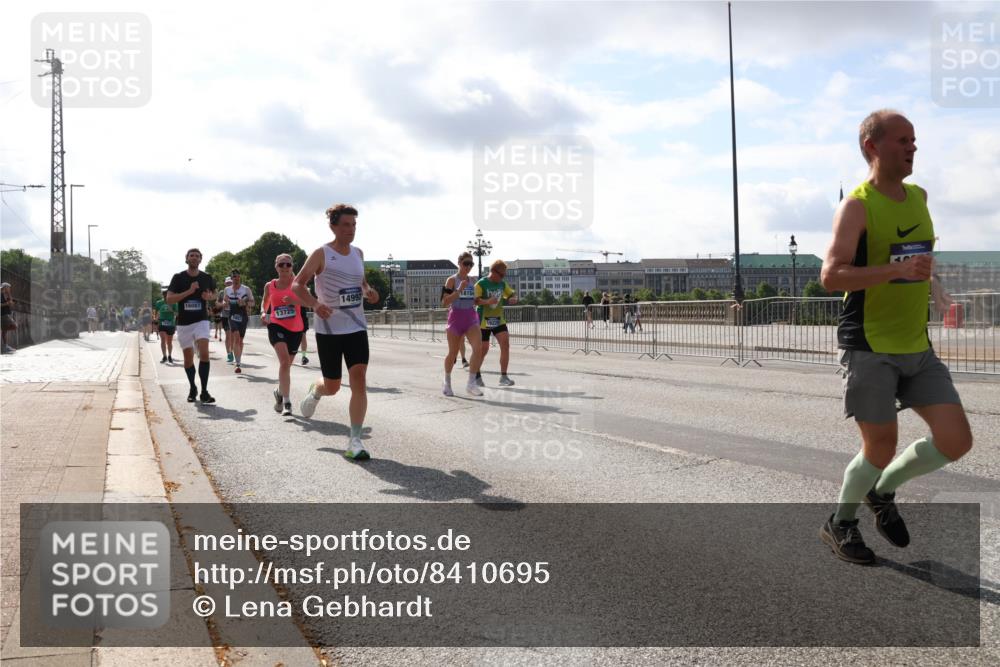29.06.2025 - hella hamburg halbmarathon Lena Gebhardt http://msf.ph/oto/8410695 29.06.2025 09:50:15 Lombardsbrücke 14992, 18154, 13725, 1615, 1675, 1688, 1800, 1803, 1882, 1975, 2324, 2415, 2568, 2573, 2675, 2719, 2826, 2949, 3332, 3431, 3530, 4318, 4398, 4528, 4823, 5248, 5409, 5436, 5745, 5791, 5803, 6123, 6458, 6529, 6649, 6682, 6704, 7495, 7774, 7796, 8450, 8629, 8925, 9017, 9116, 9294, 9302, 9365, 9711, 9979, 10218, 10680, 10894, 11379, 11765, 11767, 12292, 12327, 12540, 12554, 12839, 12895, 13141, 13457, 13725, 14077, 14204, 14374, 14560 meine-sportfotos.de