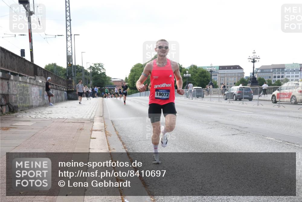29.06.2025 - hella hamburg halbmarathon Lena Gebhardt http://msf.ph/oto/8410697 29.06.2025 09:39:11 Lombardsbrücke 19072, 4524, 14188, 16529, 18694, 19072 meine-sportfotos.de