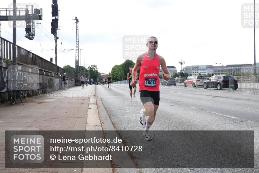 29.06.2025 - hella hamburg halbmarathon Lena Gebhardt http://msf.ph/oto/8410728 29.06.2025 09:39:11 Lombardsbrücke 19072, 4524, 14188, 16529, 18694, 19072 meine-sportfotos.de