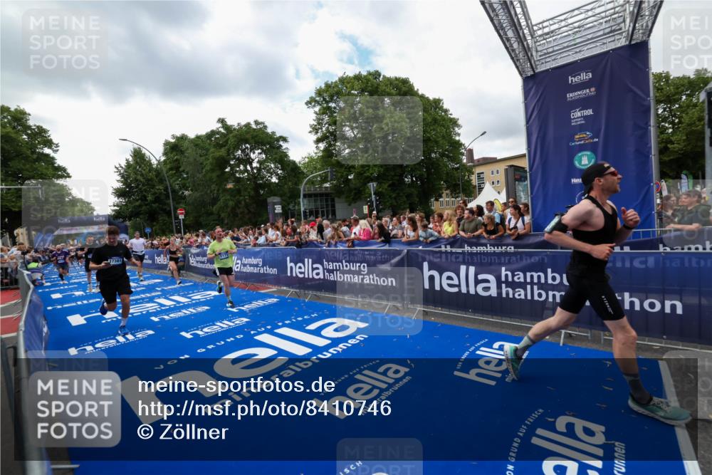 29.06.2025 - hella hamburg halbmarathon Zöllner http://msf.ph/oto/8410746 29.06.2025 10:45:07 Ziel 1171, 2270, 3917, 4997, 6266, 7709, 7843, 9710, 10313, 10741, 11688, 13919, 15334, 15365, 16058, 16689, 17381, 17544 meine-sportfotos.de