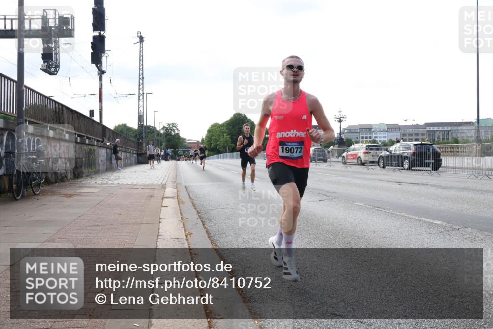29.06.2025 - hella hamburg halbmarathon Lena Gebhardt http://msf.ph/oto/8410752 29.06.2025 09:39:11 Lombardsbrücke 19072, 4524, 14188, 16529, 18694, 19072 meine-sportfotos.de