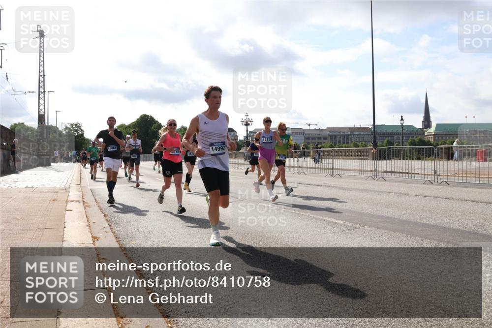 29.06.2025 - hella hamburg halbmarathon Lena Gebhardt http://msf.ph/oto/8410758 29.06.2025 09:50:15 Lombardsbrücke 18154, 16087, 725, 14992, 6666, 1615, 1675, 1688, 1800, 1803, 1882, 1975, 2324, 2415, 2568, 2573, 2675, 2719, 2826, 2949, 3332, 3431, 3530, 4318, 4398, 4528, 4823, 5248, 5409, 5436, 5745, 5791, 5803, 6123, 6458, 6529, 6649, 6682, 6704, 7495, 7774, 7796, 8450, 8629, 8925, 9017, 9116, 9294, 9302, 9365, 9711, 9979, 10218, 10680, 10894, 11379, 11765, 11767, 12292, 12327, 12540, 12554, 12839, 12895, 13141, 13457, 13725, 14077, 14204, 14374, 14560 meine-sportfotos.de
