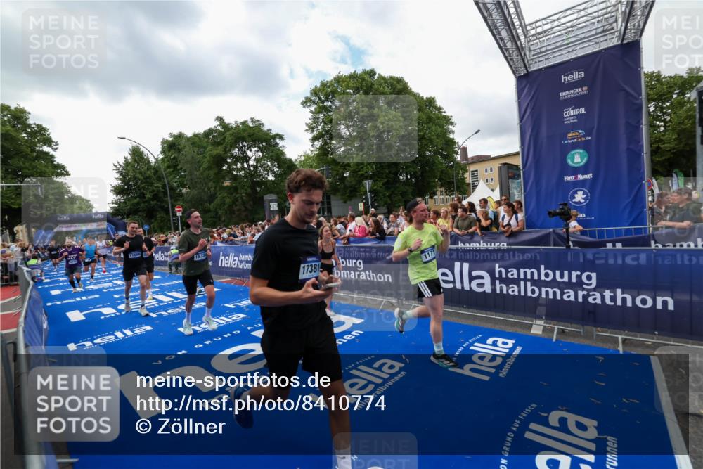 29.06.2025 - hella hamburg halbmarathon Zöllner http://msf.ph/oto/8410774 29.06.2025 10:45:08 Ziel 1171, 2270, 3917, 4997, 6266, 7709, 7843, 9302, 9710, 10313, 10741, 11688, 13919, 15334, 15365, 16685, 16689, 17381 meine-sportfotos.de