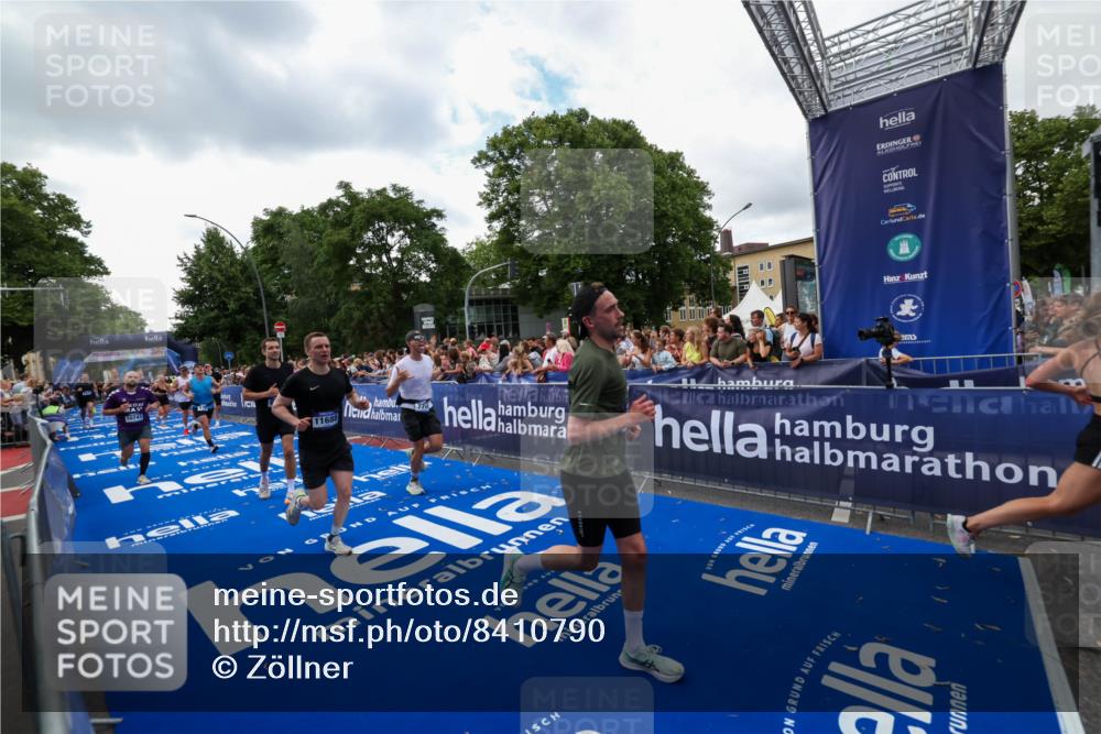 29.06.2025 - hella hamburg halbmarathon Zöllner http://msf.ph/oto/8410790 29.06.2025 10:45:09 Ziel 1171, 2270, 3917, 4997, 6266, 6575, 6819, 7709, 7843, 9302, 9710, 10313, 10741, 11688, 13919, 15334, 15365, 16685, 16689, 17381, 17960 meine-sportfotos.de