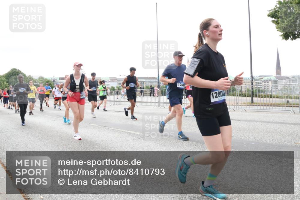 29.06.2025 - hella hamburg halbmarathon Lena Gebhardt http://msf.ph/oto/8410793 29.06.2025 10:51:03 Lombardsbrücke 16553, 916, 16501, 17648, 12800, 1129, 1203, 1208, 1404, 1478, 1930, 2200, 2202, 2358, 2380, 2859, 3184, 3229, 3647, 3838, 3934, 4156, 4642, 4652, 4695, 4713, 4771, 4848, 4920, 5286, 5289, 5357, 5530, 6178, 7012, 7133, 7141, 7161, 7770, 7771, 7825, 7938, 8200, 8410, 8672, 8779, 8833, 8986, 9096, 9166, 9167, 9168, 9933, 10029, 10437, 10552, 10614, 10636, 11052, 11252, 11577, 12392, 12393, 14534, 15017, 15416 meine-sportfotos.de