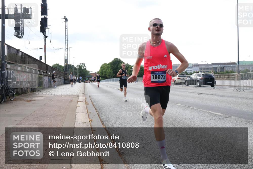 29.06.2025 - hella hamburg halbmarathon Lena Gebhardt http://msf.ph/oto/8410808 29.06.2025 09:39:11 Lombardsbrücke 19072, 4524, 14188, 16529, 18694, 19072 meine-sportfotos.de