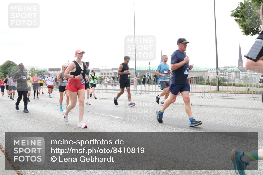 29.06.2025 - hella hamburg halbmarathon Lena Gebhardt http://msf.ph/oto/8410819 29.06.2025 10:51:03 Lombardsbrücke 8779, 7141, 176, 1129, 1203, 1208, 1404, 1478, 1930, 2200, 2202, 2358, 2380, 2859, 3184, 3229, 3647, 3838, 3934, 4156, 4642, 4652, 4695, 4713, 4771, 4848, 4920, 5286, 5289, 5357, 5530, 6178, 7012, 7133, 7141, 7161, 7770, 7771, 7825, 7938, 8200, 8410, 8672, 8779, 8833, 8986, 9096, 9166, 9167, 9168, 9933, 10029, 10437, 10552, 10614, 10636, 11052, 11252, 11577, 12392, 12393, 14534, 15017, 15416 meine-sportfotos.de