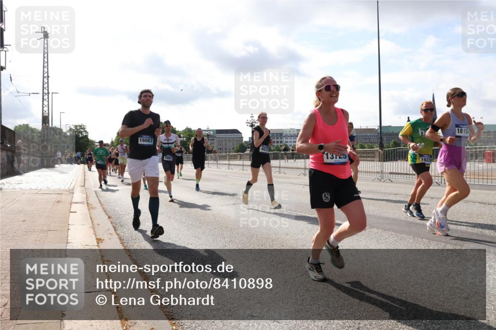 29.06.2025 - hella hamburg halbmarathon Lena Gebhardt http://msf.ph/oto/8410898 29.06.2025 09:50:17 Lombardsbrücke 16087, 5803, 13725, 19229, 18154, 1358, 1615, 1675, 1688, 1697, 1700, 1800, 1803, 1882, 1975, 2415, 2568, 2675, 2719, 2826, 2949, 3332, 3431, 3530, 4229, 4318, 4380, 4398, 4528, 4823, 5248, 5409, 5436, 5745, 5791, 5803, 6123, 6458, 6529, 6649, 6682, 6704, 7495, 7774, 7796, 8450, 8629, 8925, 9017, 9116, 9294, 9302, 9365, 9711, 9979, 10218, 10680, 10894, 11379, 11765, 11767, 12292, 12327, 12540, 12554, 12839, 12895, 13141, 13457, 13725, 14077, 14560 meine-sportfotos.de