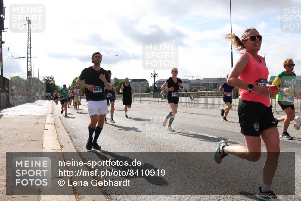 29.06.2025 - hella hamburg halbmarathon Lena Gebhardt http://msf.ph/oto/8410919 29.06.2025 09:50:17 Lombardsbrücke 2563, 16087, 5803, 4823, 19229, 1358, 1615, 1675, 1688, 1697, 1700, 1800, 1803, 1882, 1975, 2415, 2568, 2675, 2719, 2826, 2949, 3332, 3431, 3530, 4229, 4318, 4380, 4398, 4528, 4823, 5248, 5409, 5436, 5745, 5791, 5803, 6123, 6458, 6529, 6649, 6682, 6704, 7495, 7774, 7796, 8450, 8629, 8925, 9017, 9116, 9294, 9302, 9365, 9711, 9979, 10218, 10680, 10894, 11379, 11765, 11767, 12292, 12327, 12540, 12554, 12839, 12895, 13141, 13457, 13725, 14077, 14560 meine-sportfotos.de