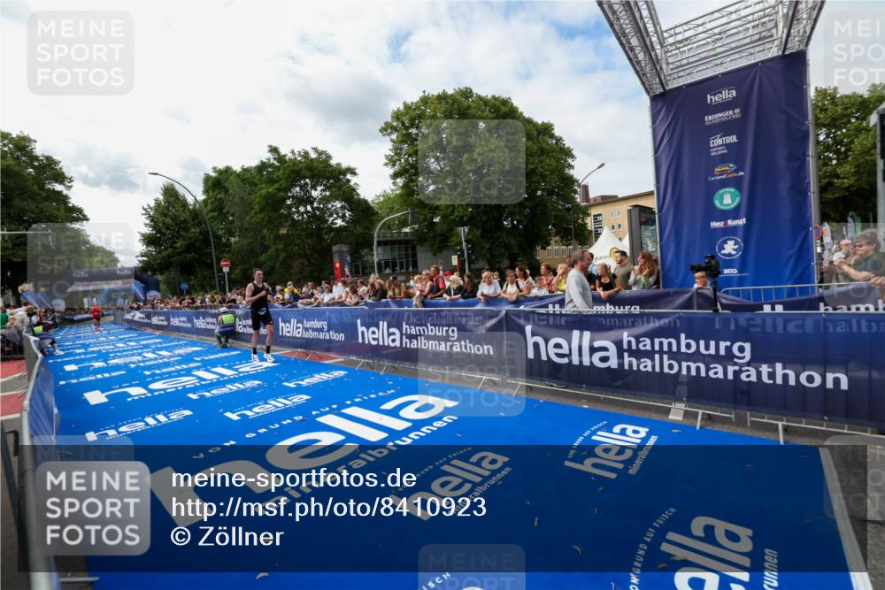 29.06.2025 - hella hamburg halbmarathon Zöllner http://msf.ph/oto/8410923 29.06.2025 10:21:06 Ziel 6530, 16120 meine-sportfotos.de