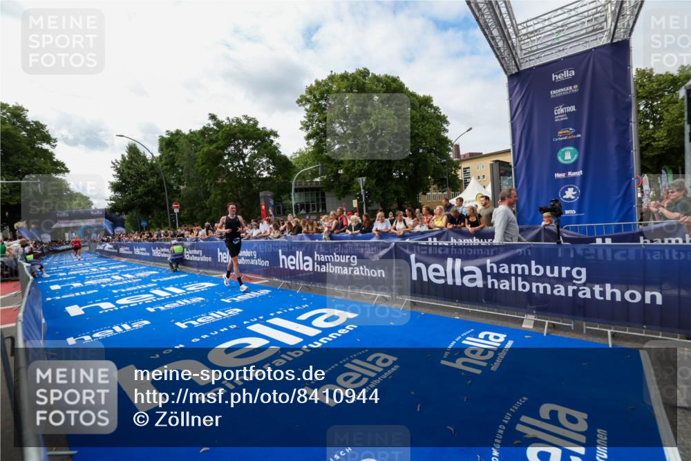 29.06.2025 - hella hamburg halbmarathon Zöllner http://msf.ph/oto/8410944 29.06.2025 10:21:07 Ziel 6530, 14717, 16120 meine-sportfotos.de