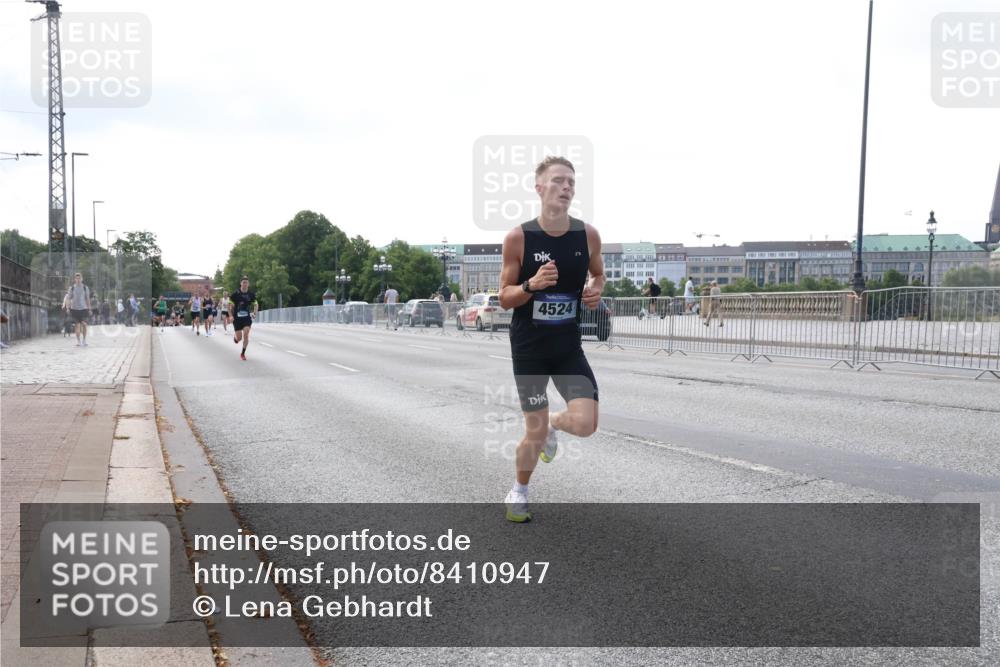 29.06.2025 - hella hamburg halbmarathon Lena Gebhardt http://msf.ph/oto/8410947 29.06.2025 09:39:13 Lombardsbrücke 4524, 4524, 13016, 14188, 16529, 16548, 18694, 19072 meine-sportfotos.de