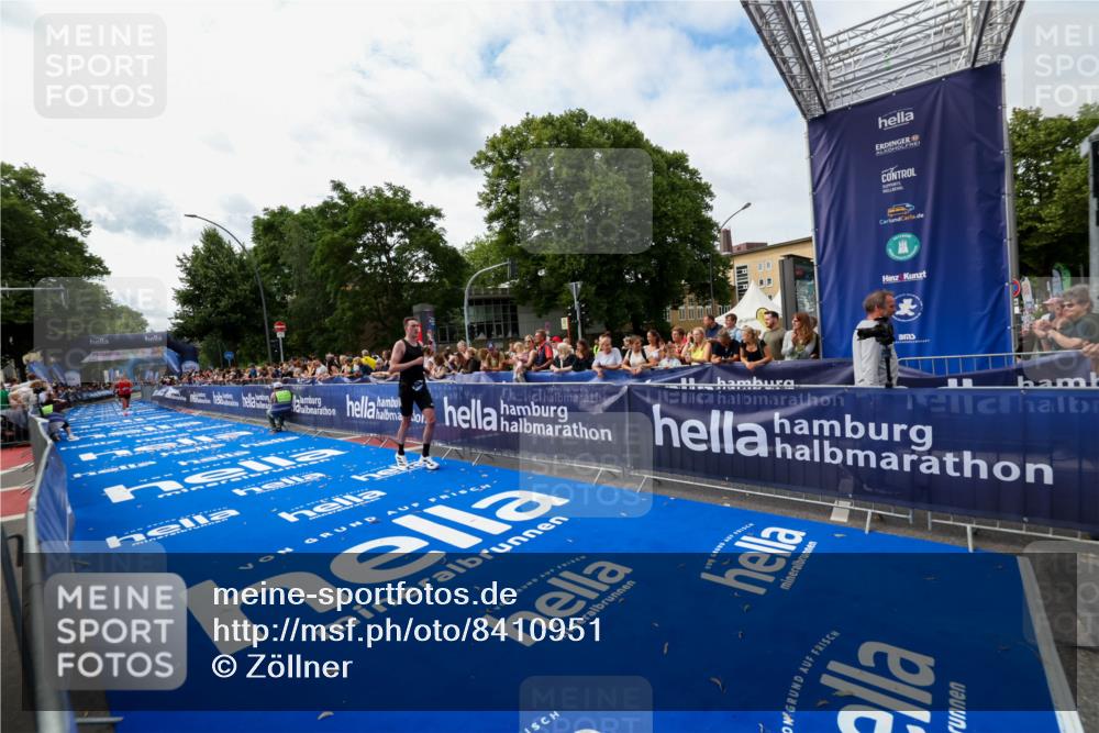 29.06.2025 - hella hamburg halbmarathon Zöllner http://msf.ph/oto/8410951 29.06.2025 10:21:07 Ziel 6530, 14717, 16120 meine-sportfotos.de